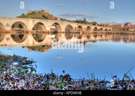 Vieux pont et le château de Medellin, Espagne Banque D'Images