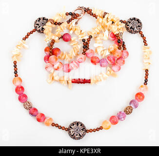 Collier rose et jaune à partir de pierres naturelles Banque D'Images