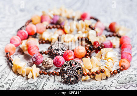 Collier de pierres naturelles enchevêtrées close up Banque D'Images