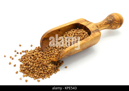 Les grains de sarrasin dans scoop en bois Banque D'Images