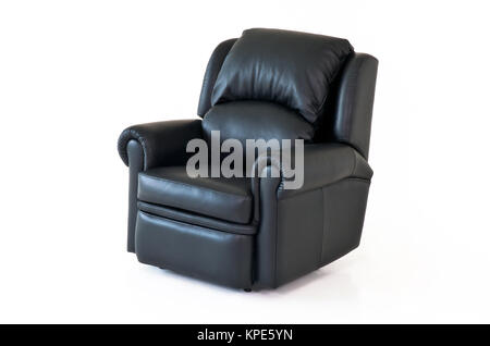 Fauteuil en cuir inclinable noir sur fond blanc Banque D'Images