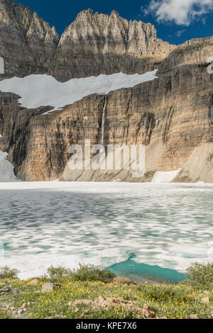 Le lac gelé la Grinnell et mur du jardin dans le Glacier National Park, Montana Banque D'Images