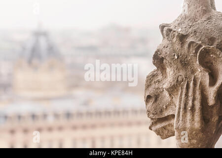 Close-up d'une chimère de la cathédrale Notre-Dame de Paris avec copie Espace, France, Europe. Banque D'Images