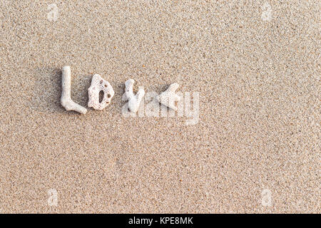 L'amour de l'inscription de coquillages sur le sable blanc Banque D'Images