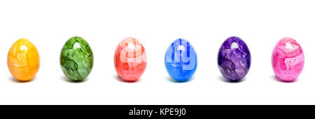 Les oeufs de Pâques colorés sur fond blanc Banque D'Images