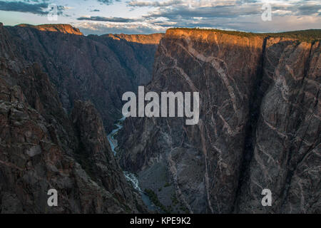 Lever du soleil sur la falaise peinte en Parc National Black Canyon of the Gunnison, Colorado Banque D'Images