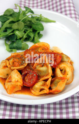 Tortellini sauce crème de tomate Banque D'Images