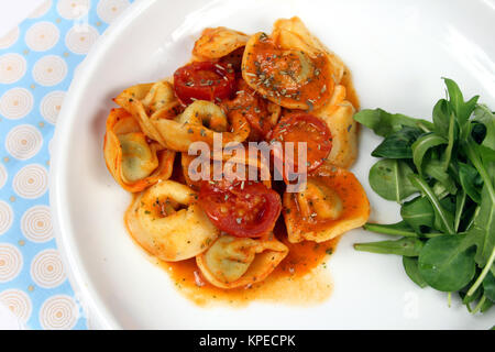 Tortellini sauce crème de tomate Banque D'Images