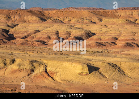 Désert marocain avec la vue sur les montagnes de l'atlas Banque D'Images