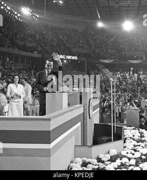 États-unis le Sénateur Bob Dole (républicain du Kansas) vagues à partir de la tribune de la Convention nationale républicaine de 1976 à la Kemper Arena à Kansas City, Missouri, le mardi, 17 août, 1976. Dole sera le candidat pour le GOP 1976 Vice-président des États-Unis et sera sur le billet avec le président des États-Unis, Gerald R. Ford. Credit : Arnie Sachs / CNP /MediaPunch Banque D'Images