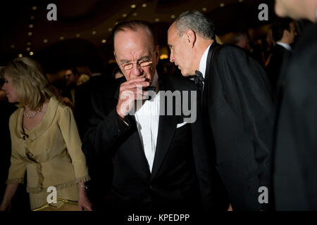 Washington, D.C. - 21 avril 2007 - Rupert Murdoch (L) parle avec l'ancien maire de New York Rudy Guliani (R) à la Maison Blanche Correspondents Association Dîner 21 Avril, 2007 à Washington, DC. Comédien peu riche a accueilli et fourni des divertissements pour le président George W Bush, Maison Blanche, journalistes, leurs invités et célébrités. Credit : Brendan Smialowski - Piscine via CNP /MediaPunch Banque D'Images