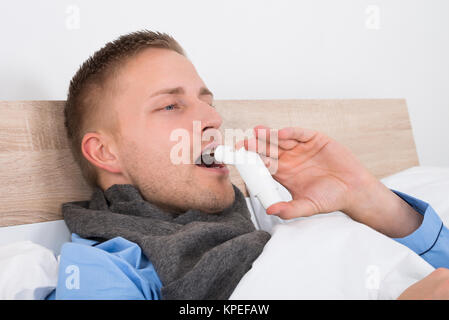 Close-up of Man Using Asthma Inhaler Banque D'Images