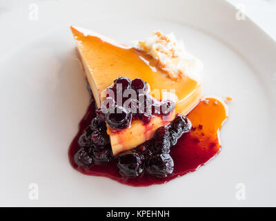 Gâteau au fromage à la crème et petits fruits Banque D'Images