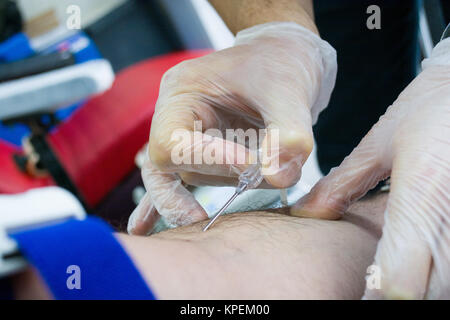 Don de sang à don avec un ballon gonflable holding dans la main Banque D'Images