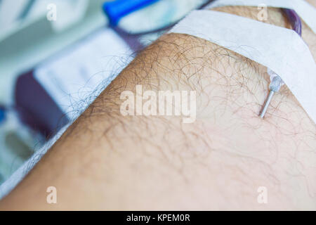 Don de sang à don avec un ballon gonflable holding dans la main Banque D'Images