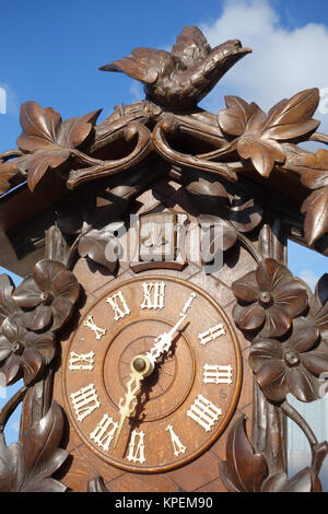 - Horloge coucou en bois traditionnel Banque D'Images