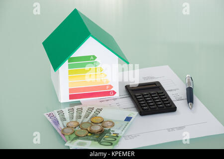 Le taux d'efficacité énergétique avec facture et monnaie Banque D'Images