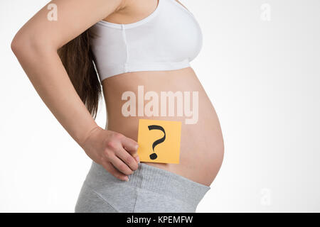 Pregnant Woman Holding Paper avec point d'interrogation Banque D'Images