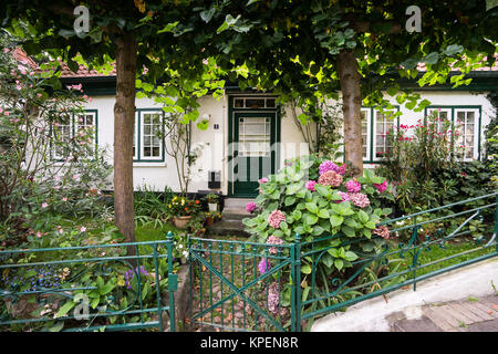 Jardin en face d'une maison historique dans le domaine de l'escalier u200BU200bblankenese Banque D'Images