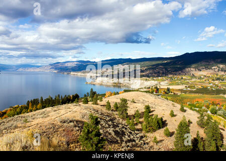 Vue de la ville de Penticton de Munson Montagne. Penticton est une petite ville située dans l'Okanagan Valley, British Columbia, Canada. Banque D'Images