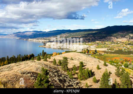 Vue de la ville de Penticton de Munson Montagne. Penticton est une petite ville située dans l'Okanagan Valley, British Columbia, Canada. Banque D'Images