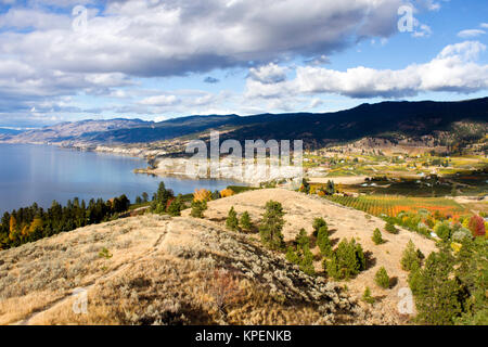 Vue de la ville de Penticton de Munson Montagne. Penticton est une petite ville située dans l'Okanagan Valley, British Columbia, Canada. Banque D'Images