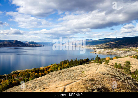 Vue de la ville de Penticton de Munson Montagne. Penticton est une petite ville située dans l'Okanagan Valley, British Columbia, Canada. Banque D'Images