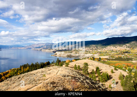 Vue de la ville de Penticton de Munson Montagne. Penticton est une petite ville située dans l'Okanagan Valley, British Columbia, Canada. Banque D'Images