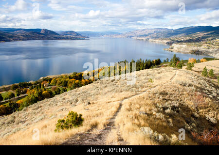 Vue de la ville de Penticton de Munson Montagne. Penticton est une petite ville située dans l'Okanagan Valley, British Columbia, Canada. Banque D'Images