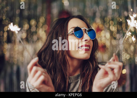 Beautiful Girl holding sparklers en mains Banque D'Images