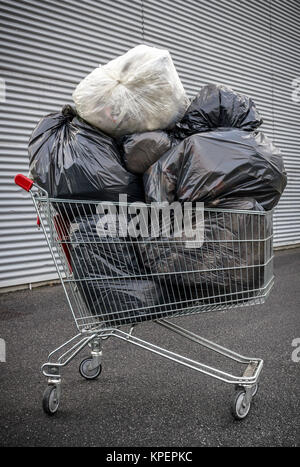 Panier avec des sacs à Banque D'Images