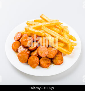 Currywurst avec des frites on a wooden background Banque D'Images