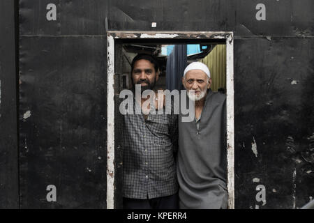 Srinagar, Jammu-et-Cachemire, en Inde. Deux hommes dans la vieille ville Banque D'Images