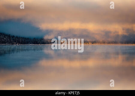 Au lever du soleil d'hiver Donner Lake, en Californie. Banque D'Images