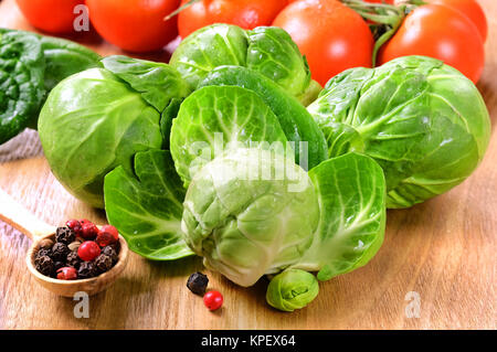 Choux de Bruxelles avec des tomates et des poivrons. Banque D'Images