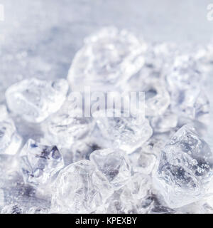 Close up texture de glace pilée glaçons prêt pour faire de délicieuses boissons rafraîchissantes granita slush en été Banque D'Images