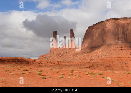 La formation de grès de trois Sœurs - l'étroite vue de grès unique spires, appelé 'trois Soeurs', dans la Monument Valley, Utah et l'Arizona, USA. Banque D'Images