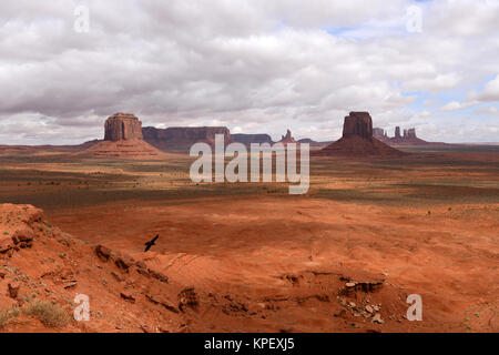 Nuage Noir sur rouge Valley - Le soleil brille à travers les nuages orageux printemps épais sur le sol du désert rouge du Monument Valley, Utah et l'Arizona, USA. Banque D'Images