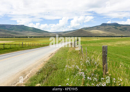 Mountain Country Road - A country road, qui traverse un mountain ranch, près de Crested Butte, Colorado, USA. Banque D'Images