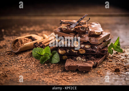 Barre de chocolat cassé Banque D'Images