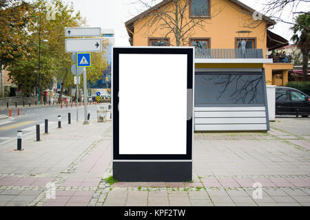 Blank billboard verticale sur la ville street Banque D'Images