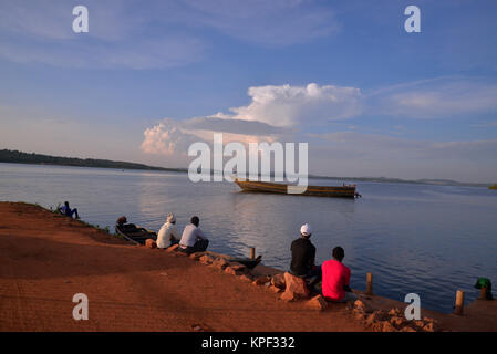 L'Ouganda est appelée la "perle de l'Afrique" à cause de ses beaux paysages, des gens accueillants, et l'abondance de pluie. voile au lac Victoria Harbour. Banque D'Images