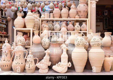 Pots en terre cuite pour la vente au souk de Nizwa. Sultanat d'Oman, au Moyen-Orient Banque D'Images