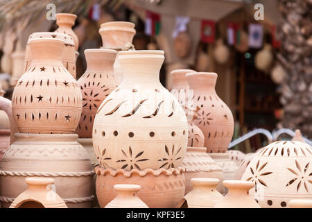 Pots en terre cuite pour la vente au souk de Nizwa. Sultanat d'Oman, au Moyen-Orient Banque D'Images