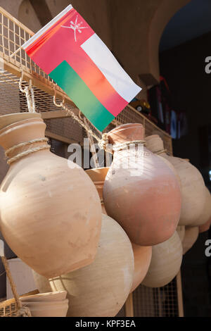 Pots en terre cuite pour la vente au souk de Nizwa. Sultanat d'Oman, au Moyen-Orient Banque D'Images