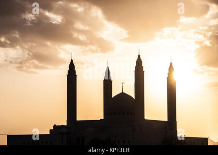 Grande mosquée de Nizwa allumé au coucher du soleil. Sultanat d'Oman, au Moyen-Orient Banque D'Images