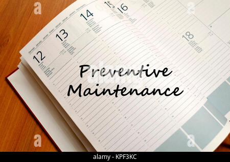 Écrire sur le portable de maintenance préventive Banque D'Images