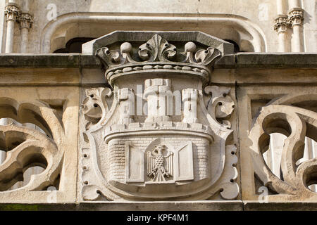 Armoiries de Cracovie- sculpture sur pierre sur Florian Gate à Cracovie, Pologne Banque D'Images