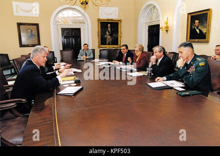 Le président des États-Unis, Bill Clinton, se réunit avec son équipe de sécurité nationale dans la salle du Cabinet de la Maison Blanche à Washington, DC, le 7 avril. De gauche à droite : Le Président Clinton ; Steve Ricchetti, Conseiller spécial du Président ; le Général Donald Kerrick, Administrateur adjoint du président pour les affaires de sécurité nationale ; George Tenet, directeur, Central Intelligence Agency, la secrétaire d'Etat Madeleine Albright, le Conseiller pour la sécurité nationale, Samuel Berger ; et le président du Comité des chefs d'état-major général de l'armée américaine Hugh Shelton, crédit obligatoire : Ralph Alswang / White House via CNP / Banque D'Images