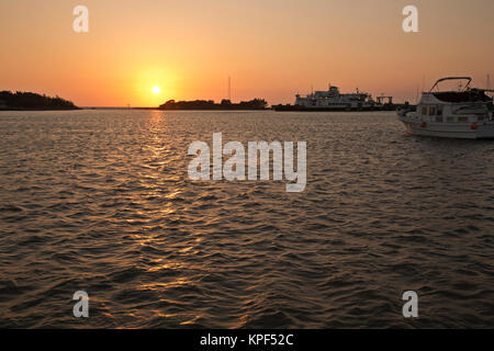 NC01065-00...CAROLINE DU NORD - Silver Lake Harbour au coucher du soleil dans la ville d'Ocracoke. Banque D'Images